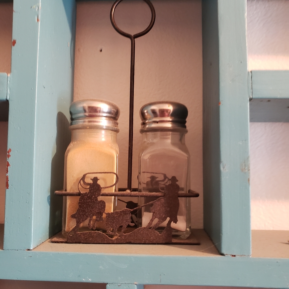 Salt and pepper set